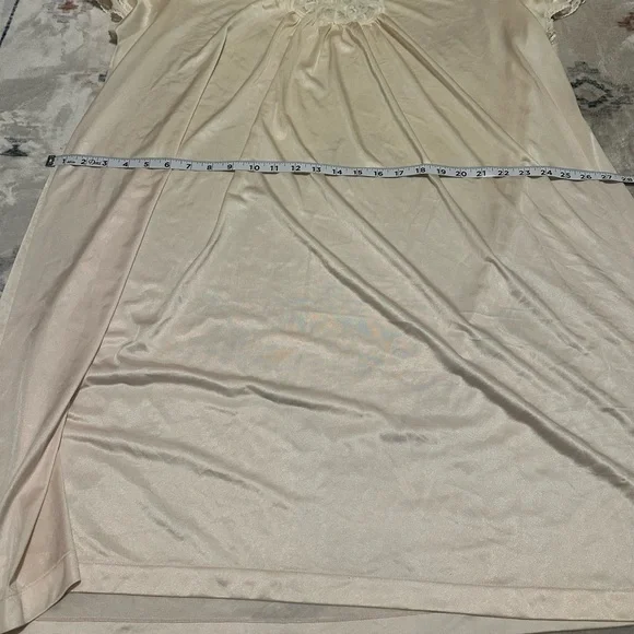 Vanity Fair Elegant Vintage Cream Nightgown with Lace Detail sz XXXL - Picture 2 of 9